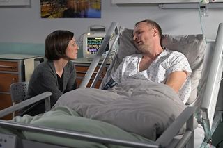 Pierwsza miłość, odcinek 4067: Kłamca Janek wreszcie się doigra. Wyląduje w szpitalu, ale Kinga go nie zostawi!  - ZDJĘCIA