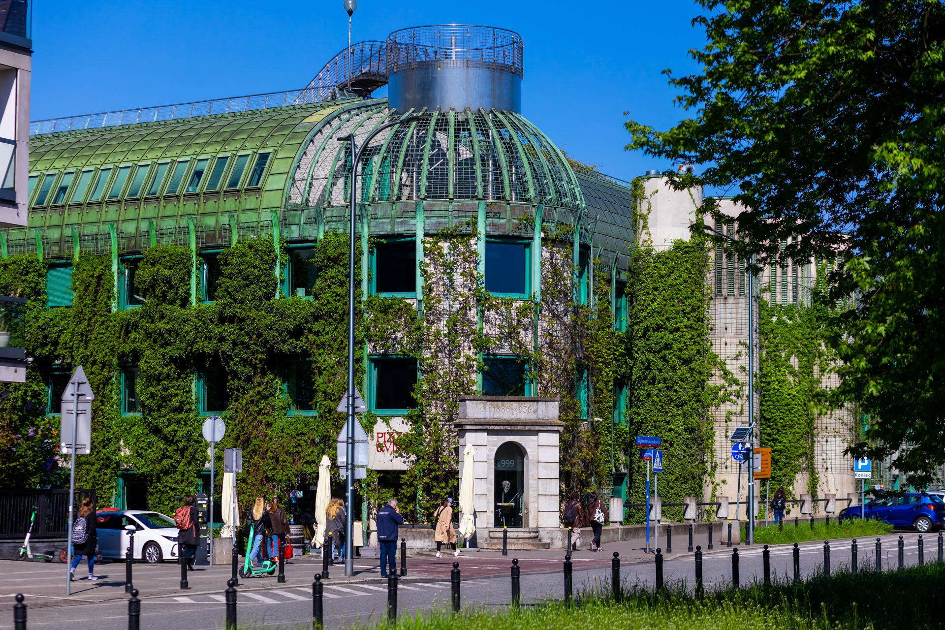 Biblioteka Uniwersytecka w Warszawie - zdjęcia. Zobacz postmodernistyczną ikonę, którą kiedyś uznawano za kicz