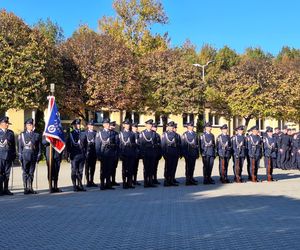 Uroczyste zakończenie szkolenia policyjnego w Katowicach. Ponad 200 nowych policjnatów