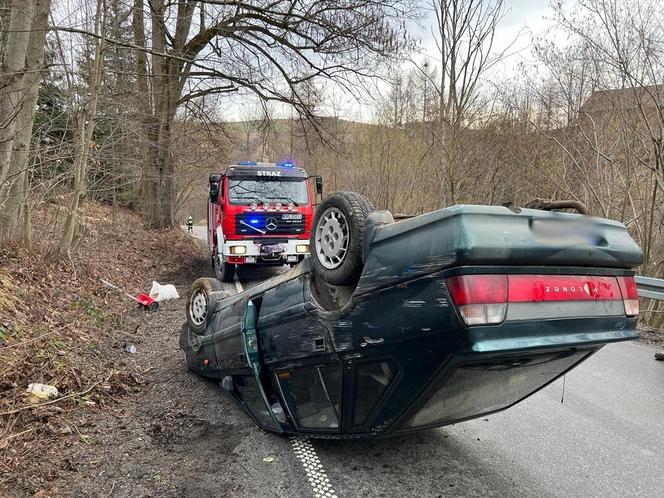 Miłkowa. Polonez caro nie poradził sobie na śliskim zakręcie. Wylądował na dachu