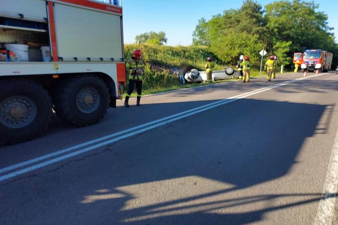 Pijany dachował w Kownatach pod Łomżą! Próbował zrzucić winę na siostrę [ZDJĘCIA]