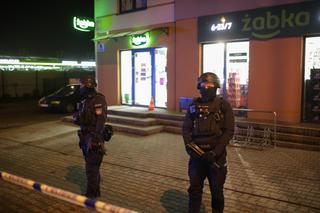Atak nożownika w Sochaczewie. Trwa obława na napastnika, policjanci w hełmach strzegą sklepu