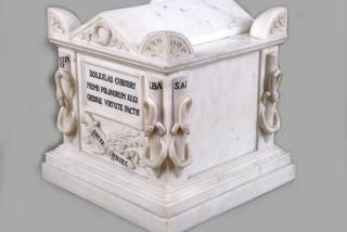 Sarkofag z kregiem Boleslawa Chrobrego