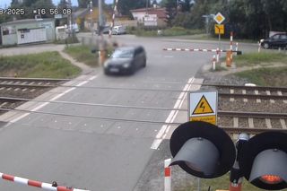 Volvo z dziećmi w środku uwięzione między rogatkami