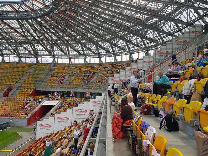 Kongres Świadków Jehowy w Białymstoku. Na stadionie miejskim tysiące uczestników [ZDJĘCIA]