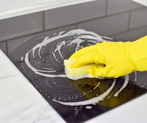 Wystarczą dwie łyżeczki i kilka kropel wody, żeby wyczyścić płytę indukcyjną. Kilka ruchów ściereczką i będzie jak nowa