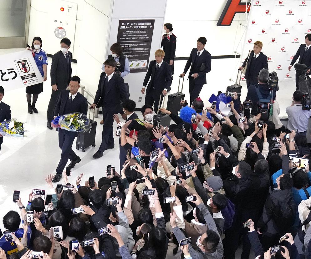 Tłum kibiców wita Japończyków po powrocie z mundialu w Katarze