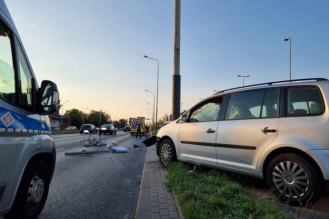Volkswagen nagle zjechał na drogę rowerową i potrącił człowieka