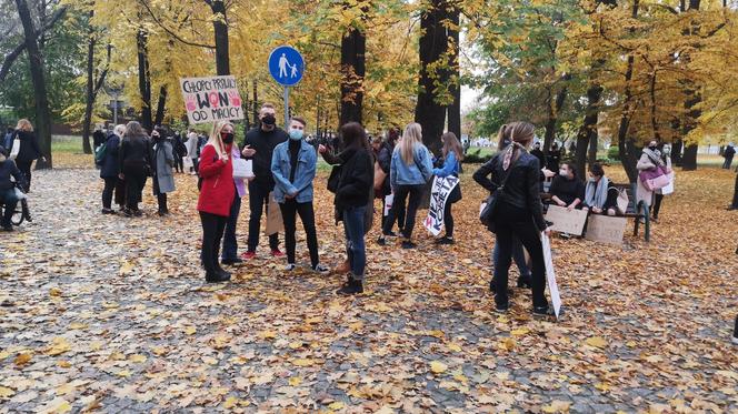 Protest kobiet w Katowicach 28.10. 2020 właśnie się rozpoczął. Strajkują studentki i doktorantki, a to nie koniec na dzisiaj [ZDJĘCIA]