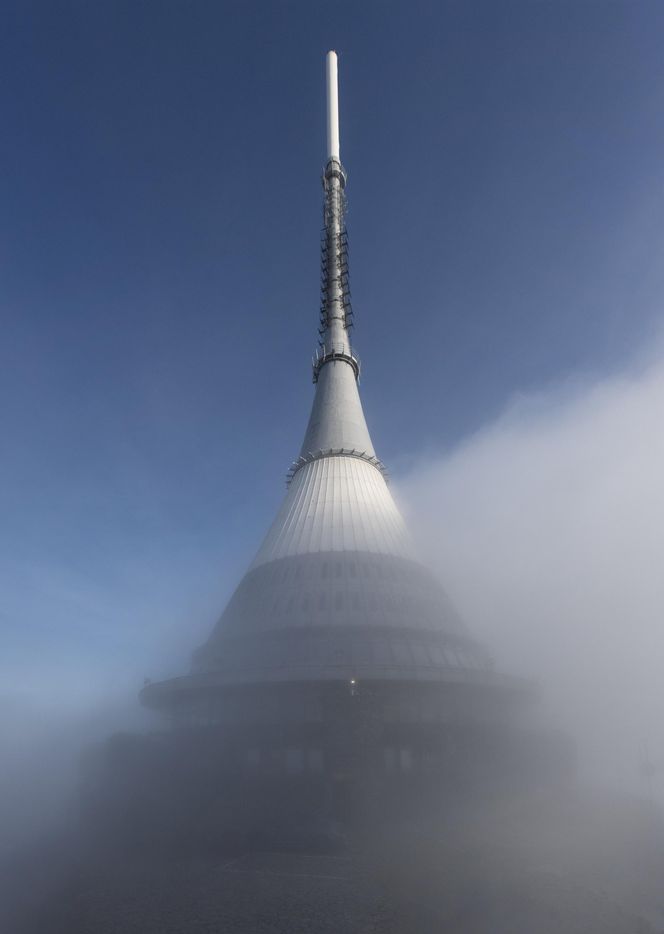 Hotel i nadajnik telewizyjny na górze Ještěd (Czechy, dawna Czechosłowacja)