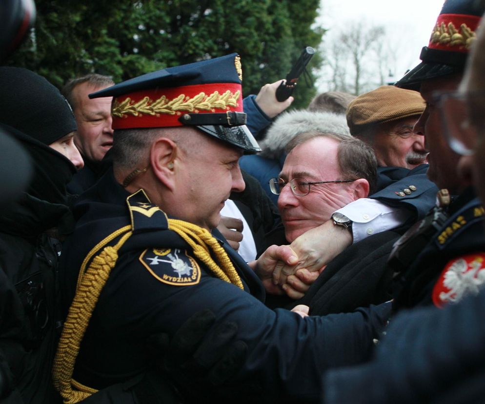 5. posiedzenie Sejmu X kadencji. Przed Sejmem stawili się Maciej Wąsik i Mariusz Kamiński w otoczeniu posłów PiS