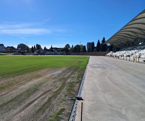 Budowa stadionu w Starachowicach. Na murawie już zielono