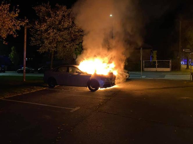 Luksusowe auto stanęło w płomieniach! Nocny pożar w Solcu Kujawskim [ZDJĘCIA]