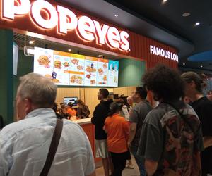 Pierwszy Popeyes w Polsce otwarty! Na pomarańczowym dywanie duża kolejka [ZDJĘCIA]