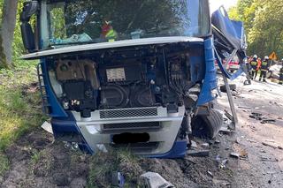 Makabryczny wypadek pod Żarami. Kilka osób ucierpiało w zderzeniu forda, audi i tira [ZDJĘCIA]