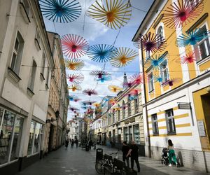 Nowe ozdoby nad ulicami w centrum Leszna 