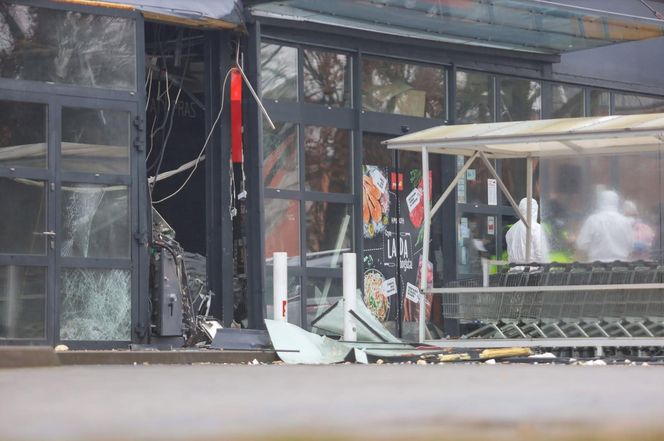 Huk, chaos i... pusta kasa! Złodzieje wysadzili bankomat i uciekli bez łupu!