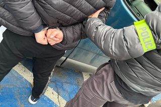 Uciekając po włamaniu, wjechali autem do rzeki. Po obławie zostali zatrzymani w Gdańsku