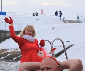 Fanów zimnych kąpieli nie brakuje! Morsomikołaje 2023 w Zalewie Zemborzyckim w Lublinie