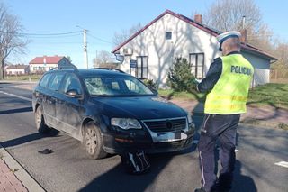 Rowerzysta zginął pod kołami volkswagena! Policja mówi, że sytuacja jest zawiła. Wypadek pod Skierniewicami