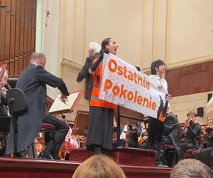 Aktywistki grupy Ostatnie Pokolenie weszły na scenę podczas koncertu w Filharmonii Narodowej. Orkiestra nie przestała grać [ZDJĘCIA i WIDEO]
