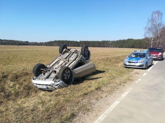 Toyota RAV4 dachowała w rowie! Kierowca był pijany i miał sądowy zakaz kierowania pojazdami