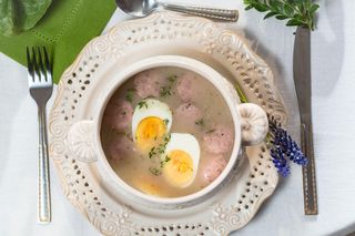 Pyszny i aromatyczny żurek na rosole. Genialny przepis na wielkanocną zupę