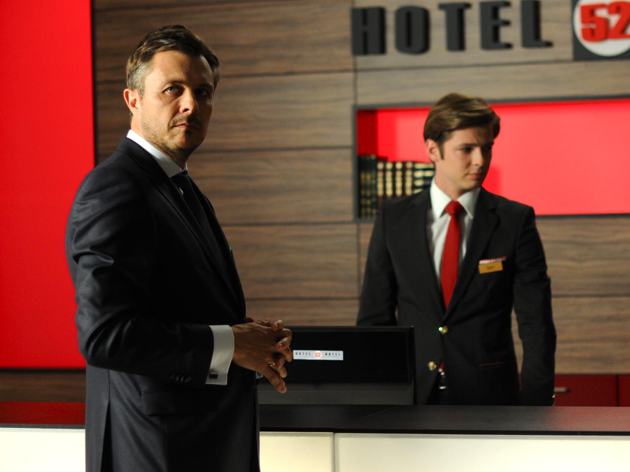 Hotel 52 sezon 7 odcinek 82 (odc. 4). Igor (Kamil Kula), Andrzej (Marek Bukowski)