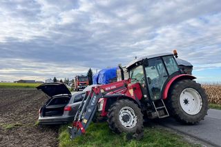 Drogowa demolka pod Rawiczem. Osobówka huknęła ciągnik, aż urwały się koła