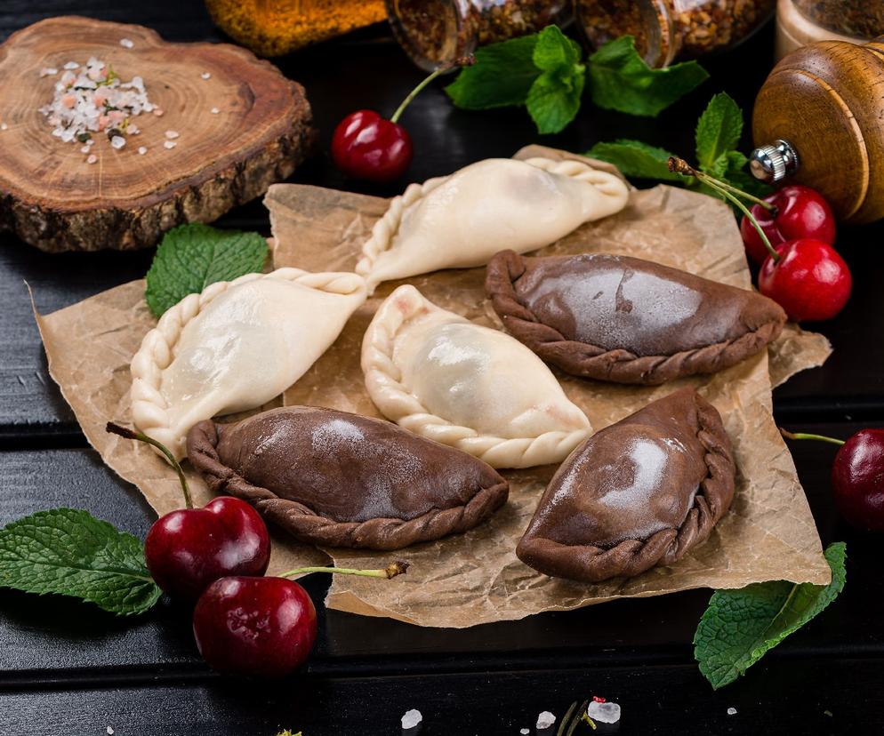 Czekoladowe pierogi z owocami - rozkoszne danie dla dużych i małych