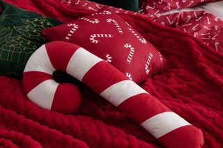 Jak zrobić tanią metamorfozę wnętrza na Boże Narodzenie? Wystarczy zmienić poszewki na świąteczne!