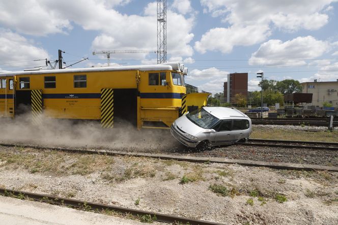 Kontrolowane zderzenie pociągu z osobówką