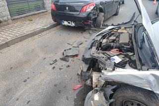 Poranny wypadek na Zaborowie. W zderzeniu dwóch samochodów ucierpiała jedna osoba [ZDJĘCIA]