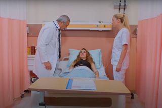 Sila wpada pod samochód.