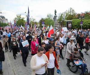 Pochód wyruszył z placu Zamkowego w Warszawie. Narodowy Marsz Życia pod hasłem Niech Żyje Polska! - jak podkreślają organizatorzy - jest manifestacją sprzeciwu wobec ataków wymierzonych w małżeństwo, rodzinę i w „poczęte dzieci zagrożone aborcją”.