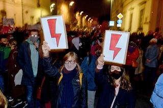 Strajk kobiet Olsztyn. Radni PiS żądają potępienia aktów wandalizmu. Niespotykana agresja i brutalność