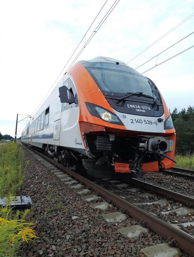 Na przejeździe kolejowym w Wąchocku pociąg uderzył w busa