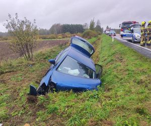 Volkswagen z trójką nastolatków roztrzaskał się na Powiślu Dąbrowski. Dwie osoby były nietrzeźwe