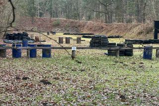 Ranna kobieta w lesie. Kula trafiła 53-latkę w głowę. W pobliżu ćwiczyli policjanci