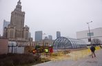 Budowa łąki kwietnej przy wejściu do metra Centrum w Warszawie