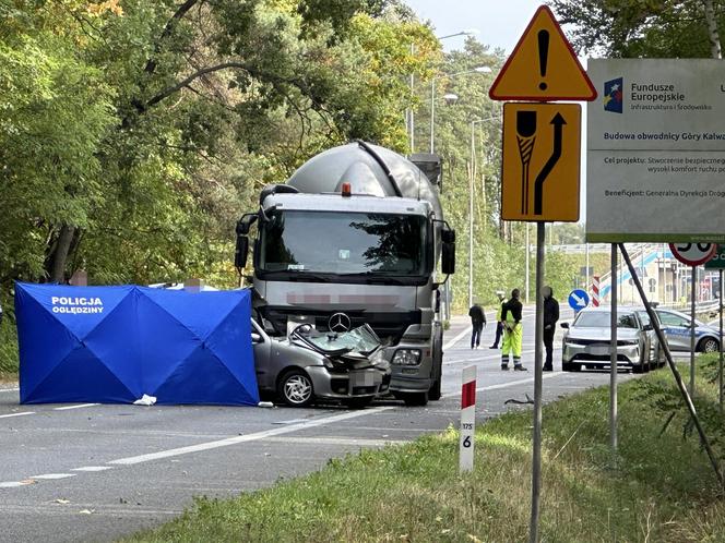 Ciężarówka zmiażdżyła bok małego seicento. 65-latka zginęła na miejscu