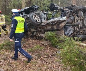 Śmiertelny wypadek 26-latka z Chojnic Jego mercedes całkowicie zmiażdżony