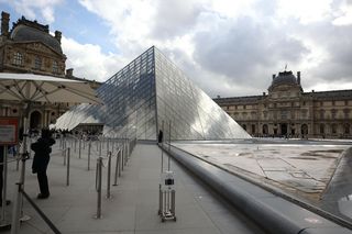 Złodzieje udawali robotników! Francuska policja odkryła sprzęt, którego użyli złodzieje podczas napadu na Luwr