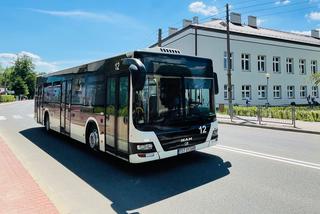 Autobus czerwony przez ulice miasta ...  już nie taki czerwony. Zmiana barw komunikacji w Starachowicach