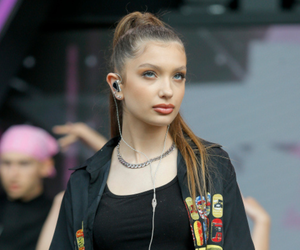 Viki Gabor w EKSTREMALNIE rozjaśnionych włosach i różowym stroju. Wyglądasz jak barbie 