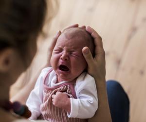 3 patenty na kolkę prosto od pielęgniarki noworodkowej. Naprawdę działają