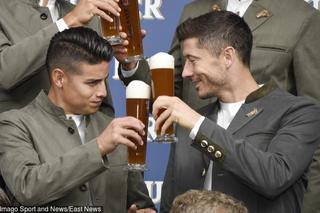 Robert Lewandowski i James Rodriguez z kuflami piwa w rękach