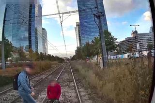 Wstrząsające nagranie w tramwaju. Rowerzysta przejechał na czerwonym świetle przez pasy