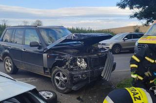 Poważny wypadek pod Dzierżoniowem. Zderzyły się trzy auta, są ranni 