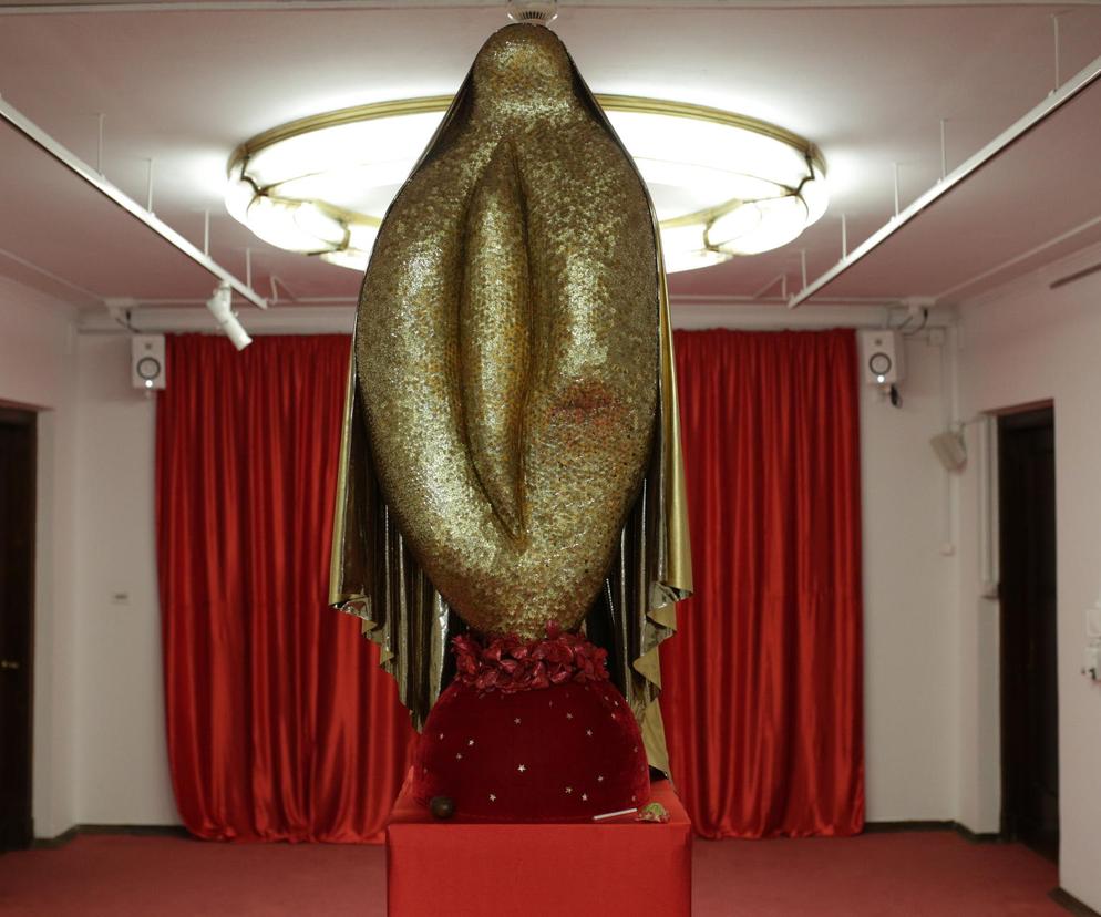 „Wilgotna Pani” stanęła w Teatrze Dramatycznym w Warszawie. Złota rzeźba ma zmienić myślenie o waginie